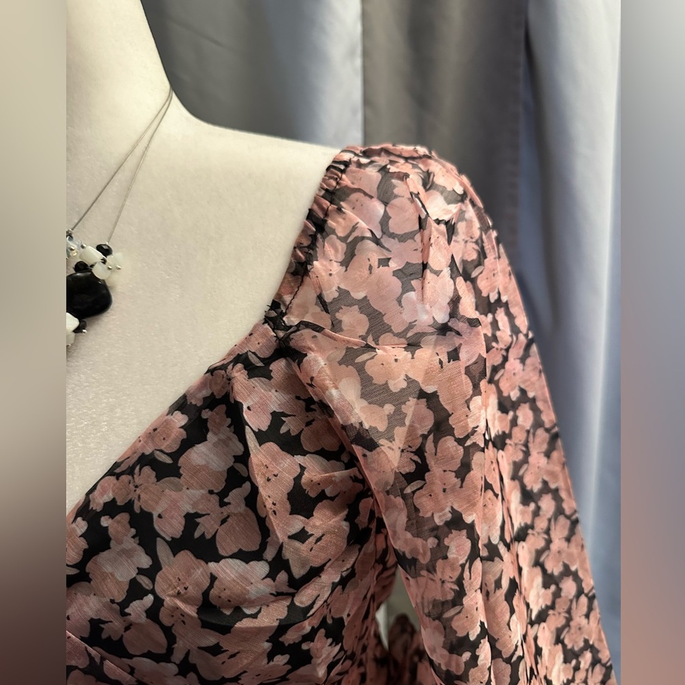 👗Lulu’s - Pretty Little Flower Black Floral Print Organza Wrap Crop Top, size M - Picture 3 of 8